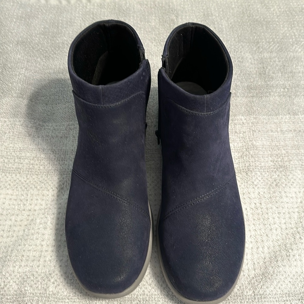 Navy Cloudsteppers by Clark’s Women’s 11 zippered ankle boot NWT